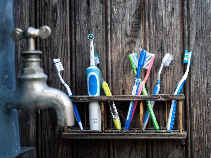 “Normal” tandbørste vs. elektrisk tandbørste: Hvad er bedst for dit smil?